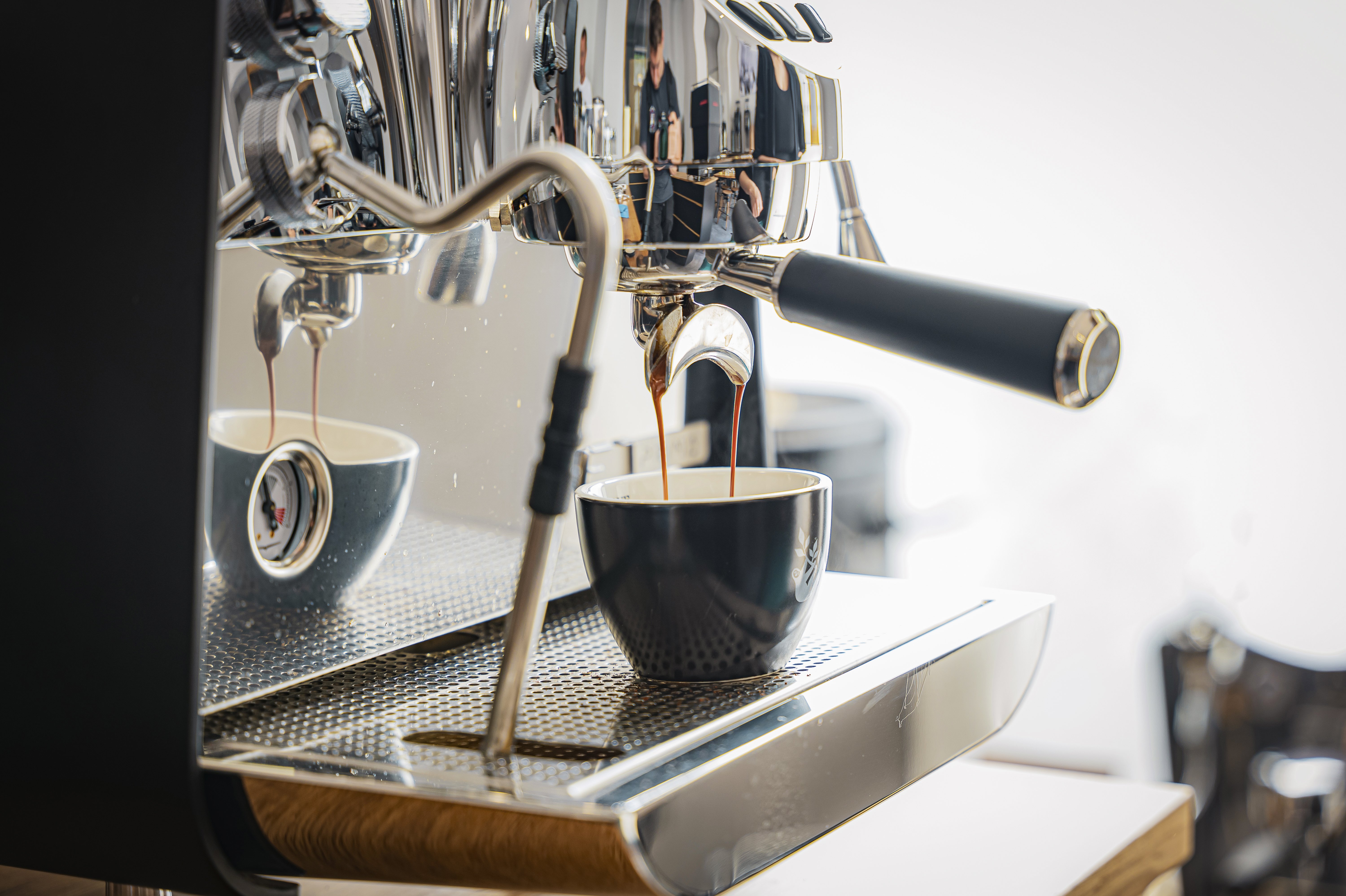 Tasse unter Siebträgermaschine