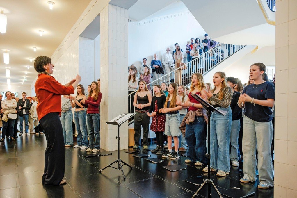 Der Kinderchor der Oper singt am Tag der offenen Tür im Treppenhaus