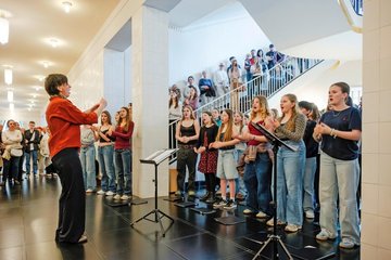 Der Kinderchor der Oper singt am Tag der offenen Tür im Treppenhaus