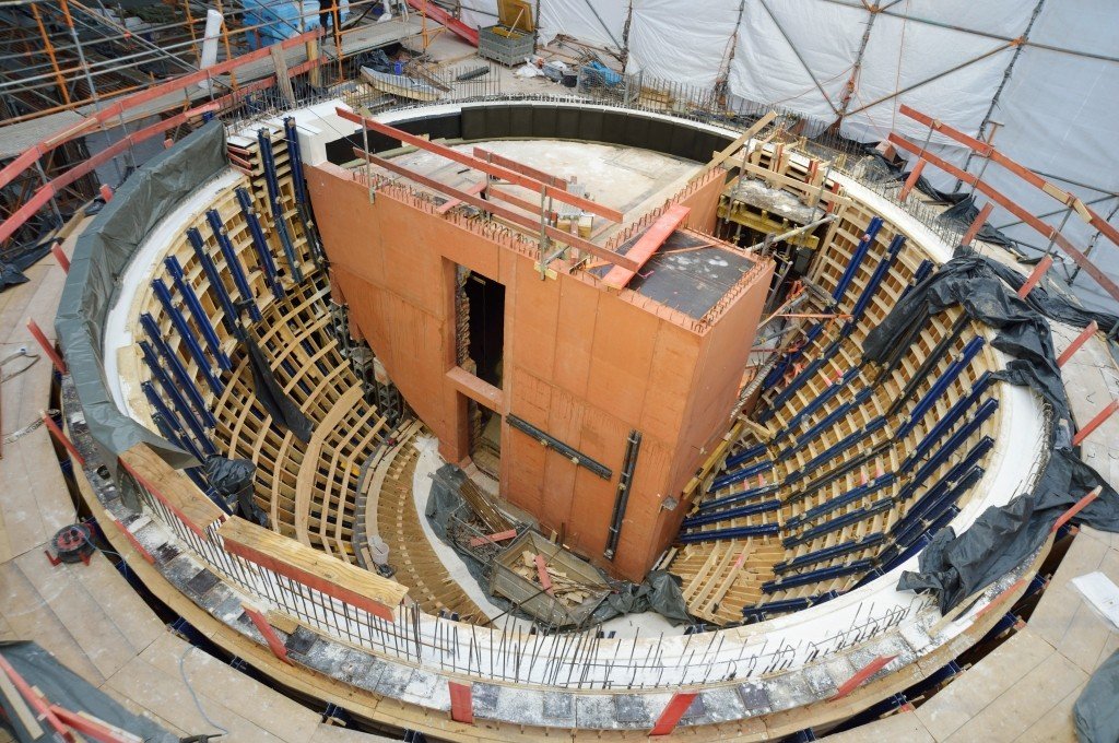 2018: 144 dreieckige Einzelscheiben prägen die beiden Fensterbereiche. Die markante Betonhaut entstand mithilfe von 50 handgefertigten Holzformen. Getragen wird Kugel von einem roten Stahlbetonschaft, der sich farblich am Ziegelbau orientiert.
