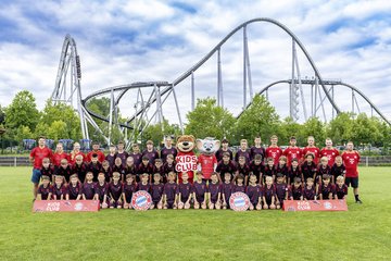 Fußballmannschaft vor Achterbahn