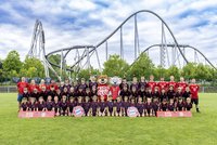 Fußballmannschaft vor Achterbahn