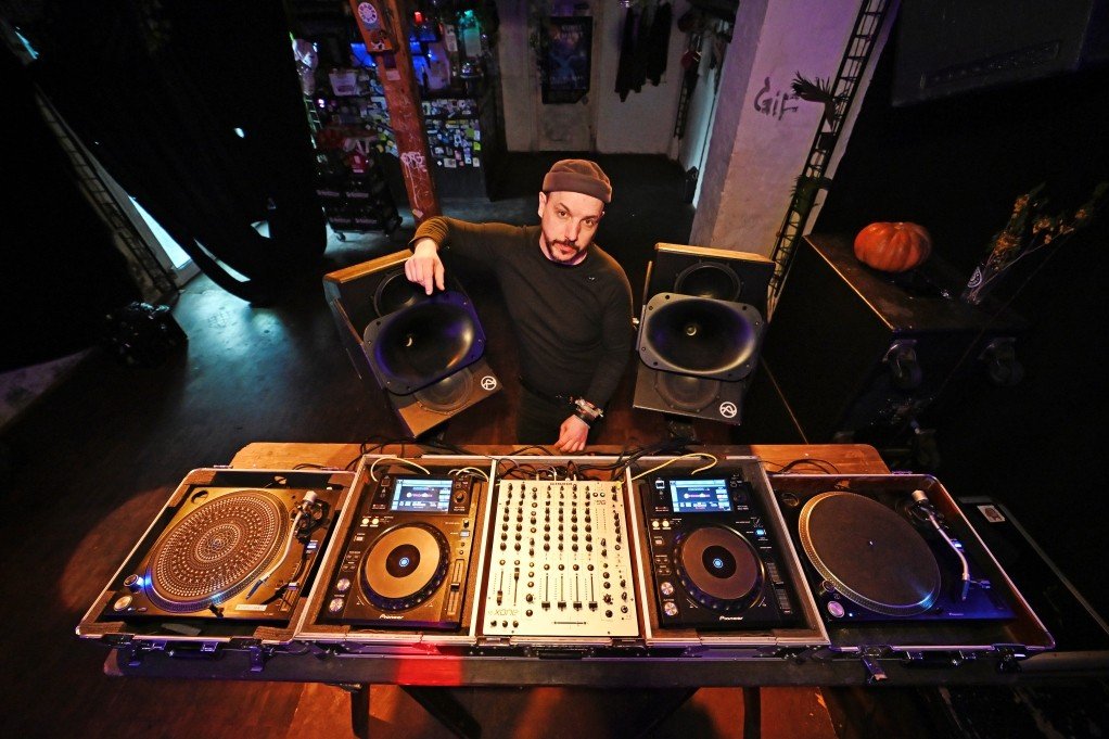 Pierre engagiert sich seit 15 Jahren für die Kulturlounge, steigende Lizenzkosten beschäftigen ihn zunehmend