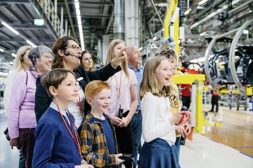 Eine Erkundungstour durch die Montage- halle ist für Groß und Klein interessant