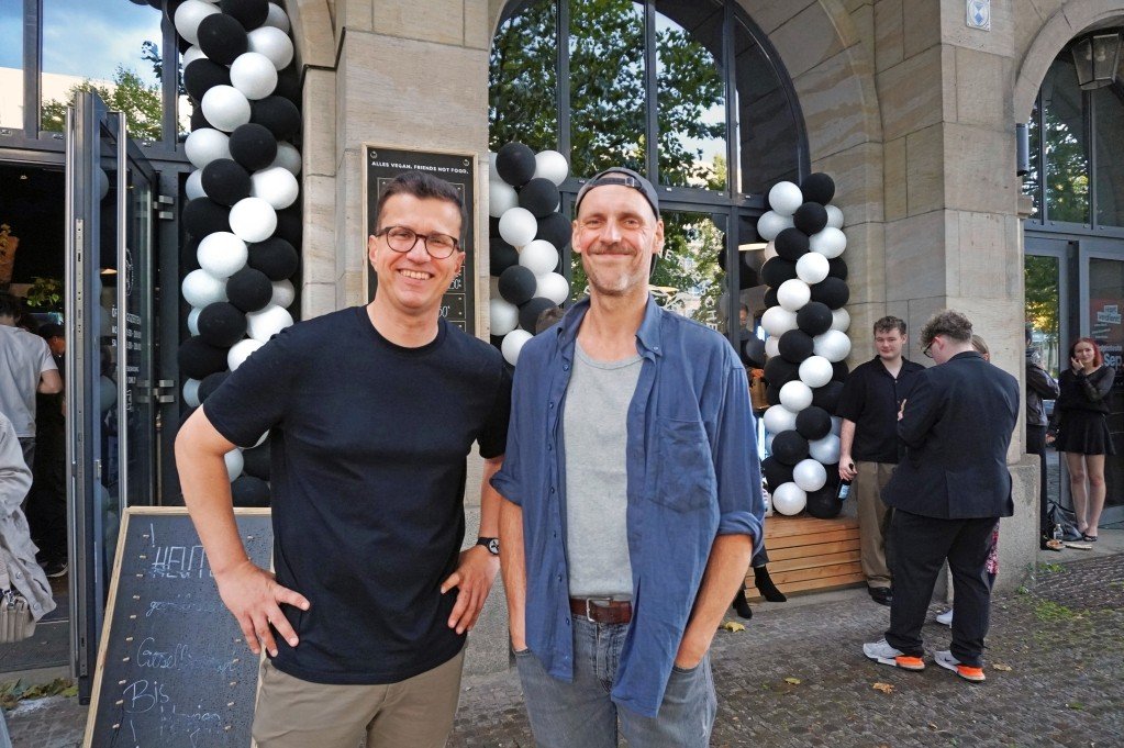 Stephan Kunze (links) und Andreas Henning beim Soft Opening der Veganen Fleischerei