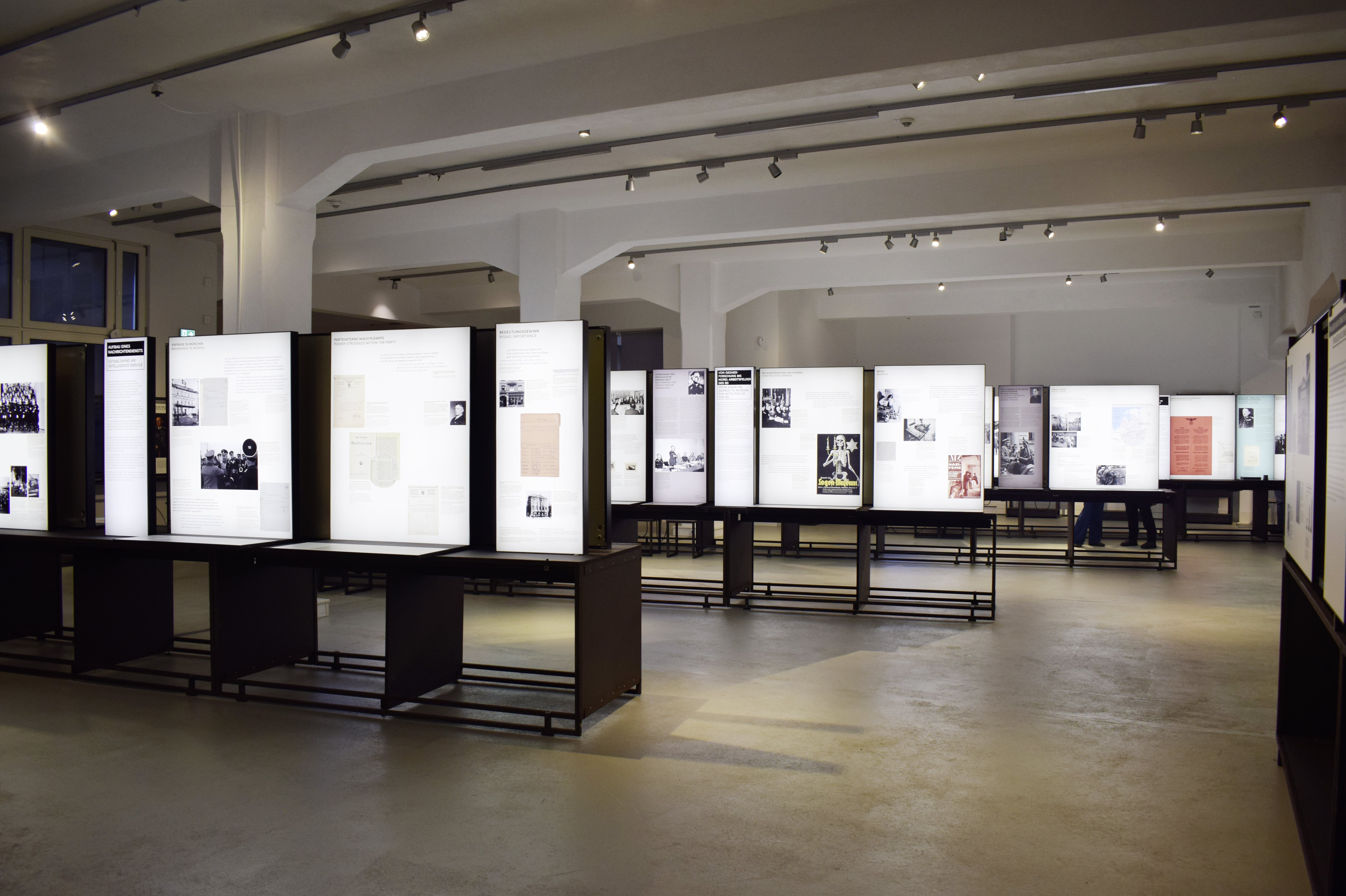 Rundgang durch die Ausstellung: Thematische Tafeln und Exponate