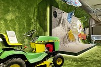 Blick in die Ausstellung mit Sitzrasenmäher