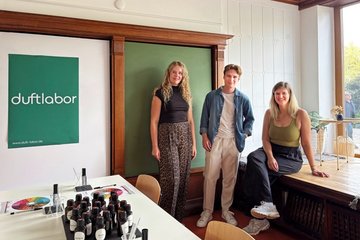 Stella (l.) und Sonja (r.) haben sich Parfümeur Lieven als Unterstützung in ihr Leipziger Team geholt