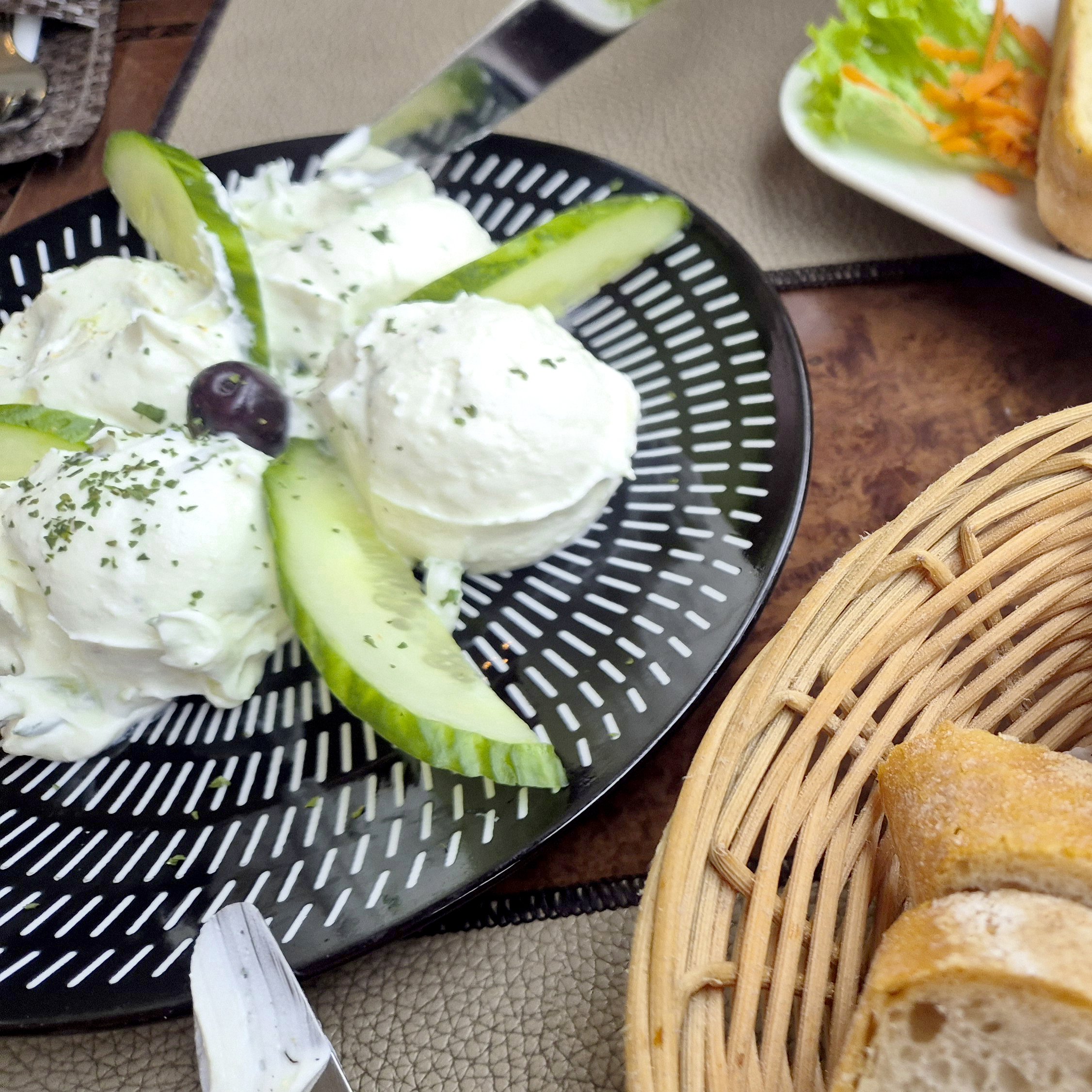 Tzatziki, Baguette und gegrilltes Knoblauchbrot – Klassiker der Vorspeisenkarte