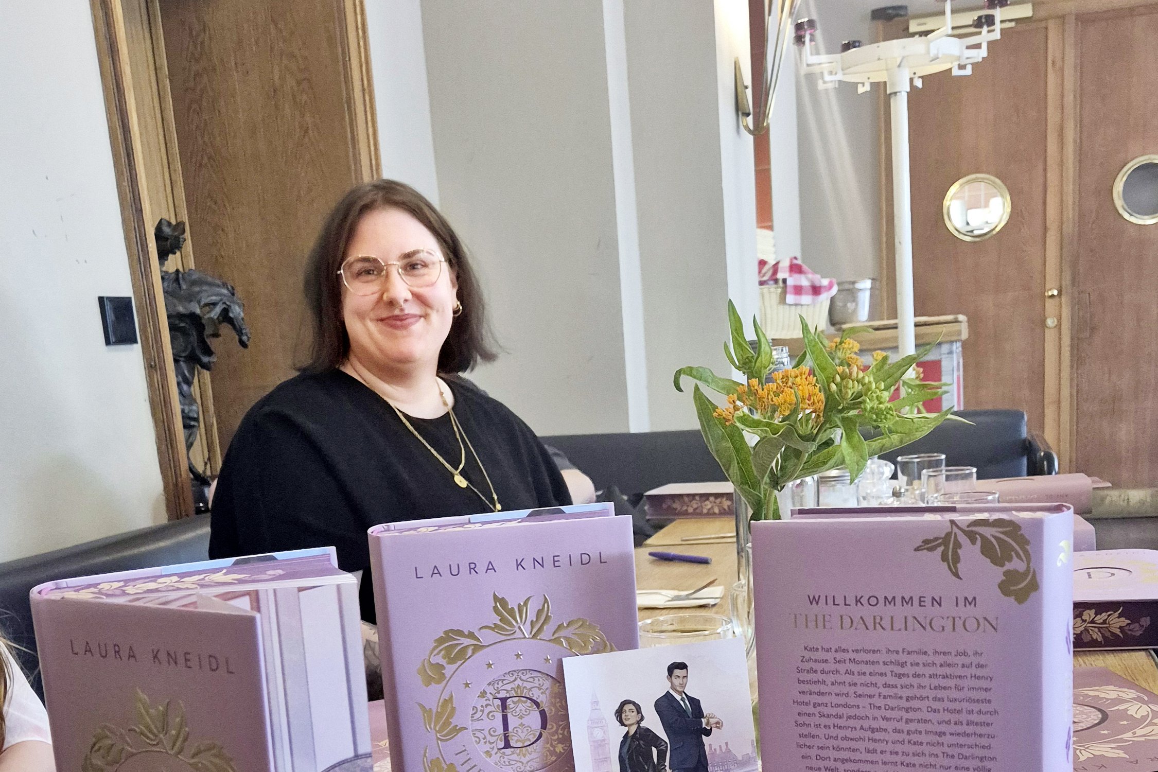 Laura Kneidl und ihre jüngste Veröffentlichung „The Darlington – Henry & Kate“