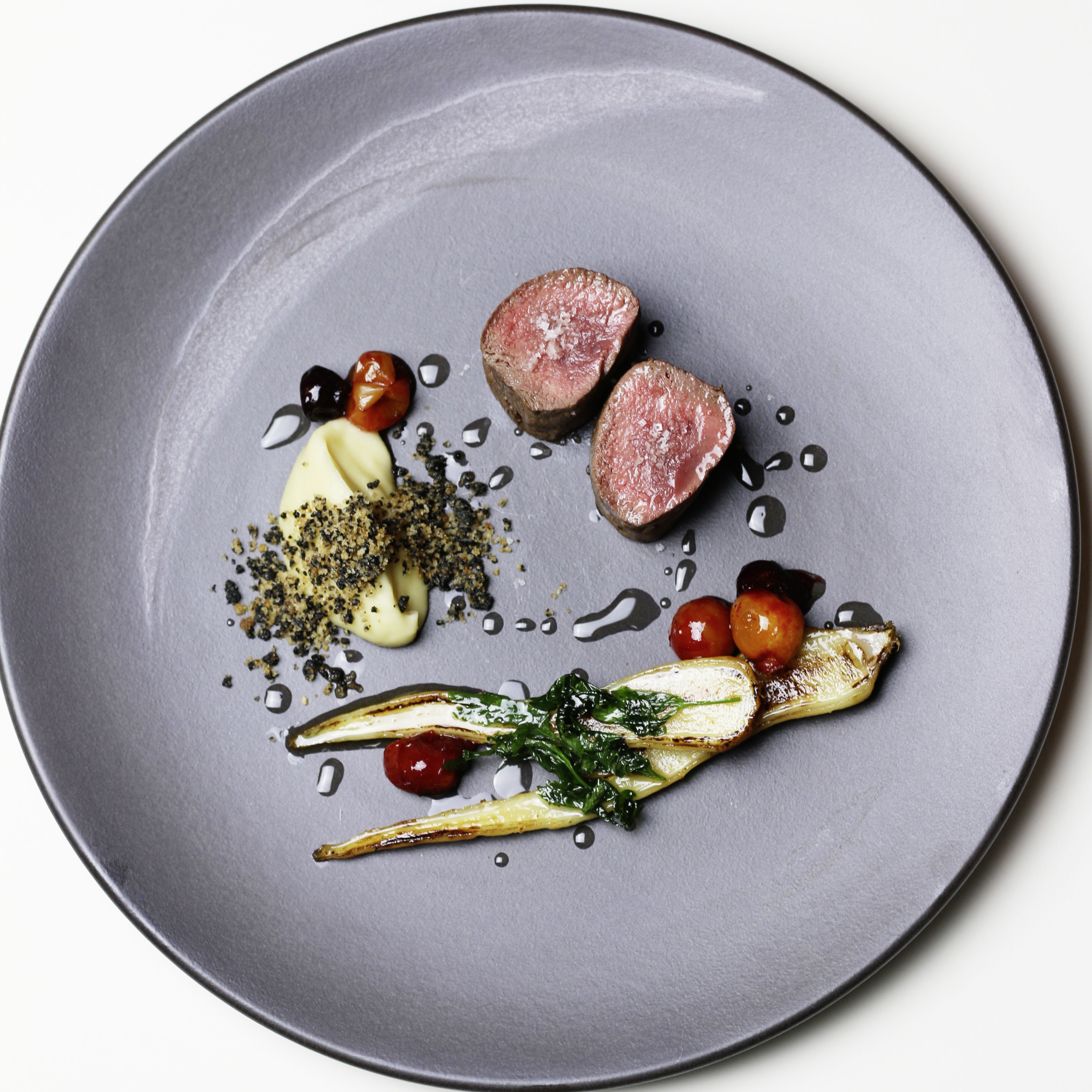 ein Teller mit Fleisch und Gemüse 