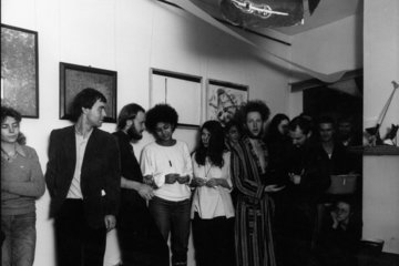 Gerd Harry Lybke eröffnet 1983 in seiner Wohnung eine Ausstellung im Bademantel