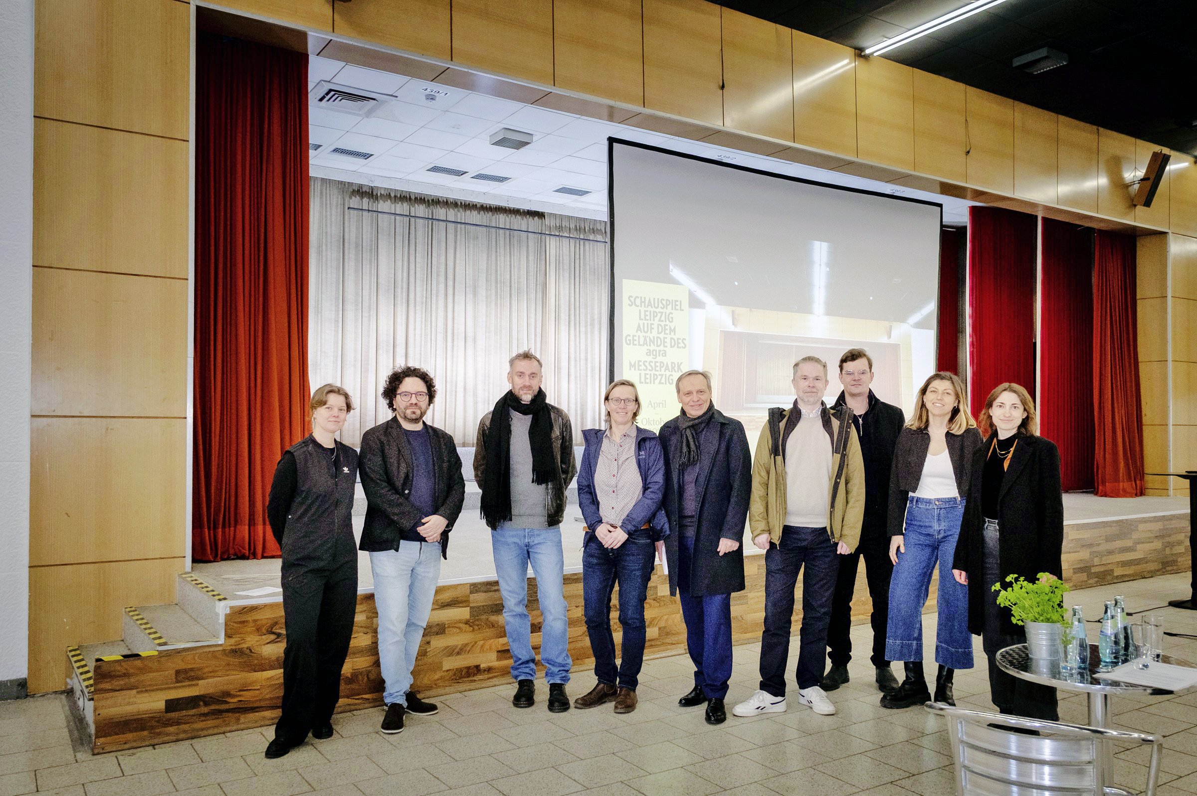 Das Schauspiel-Team stellt die Ag(o)ra-Spielstätte vor