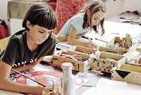 Zwei junge Kinder beim kreativen malen von Bildern