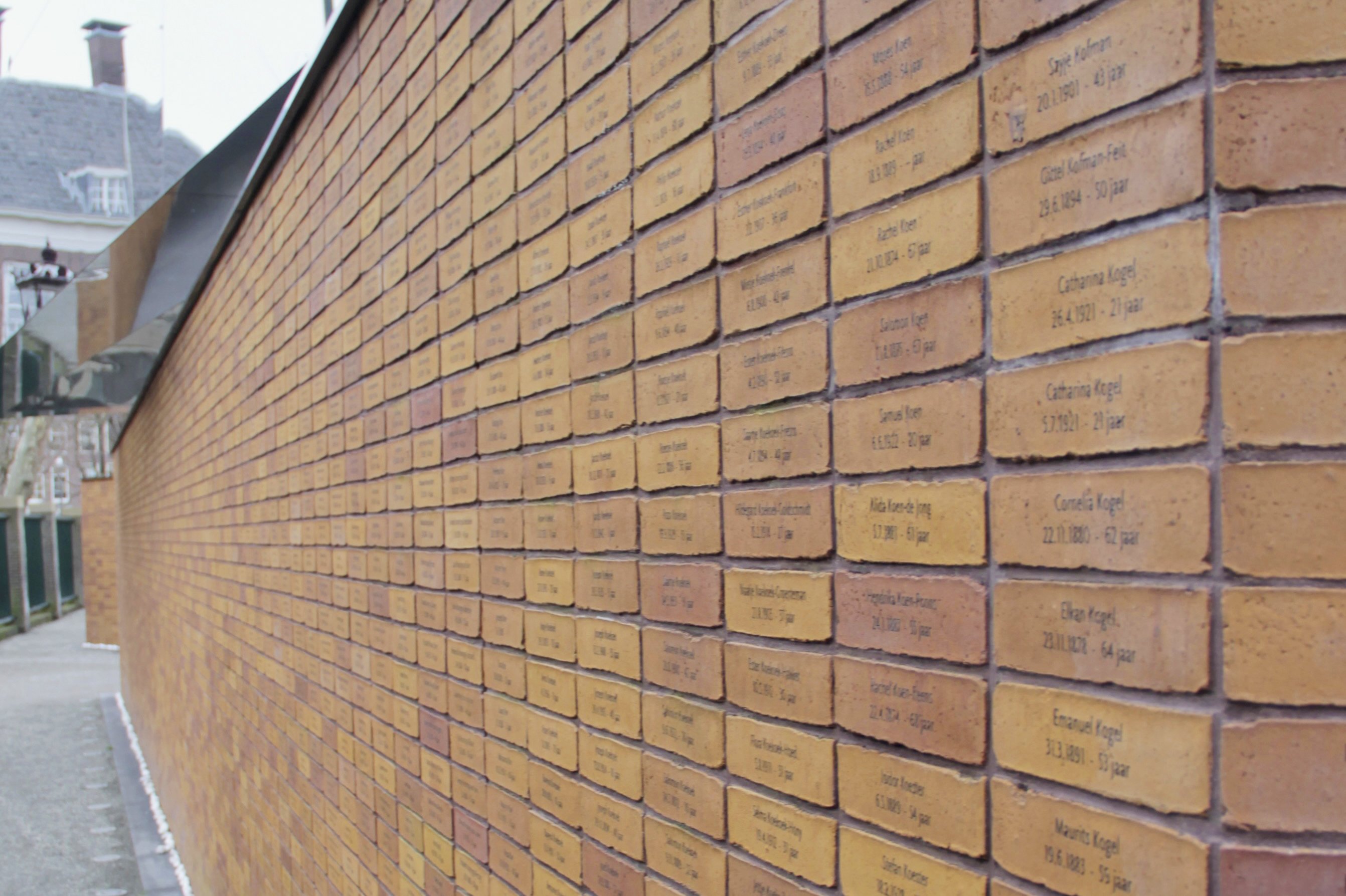 Das Amsterdamer „Holocaust Namenmonument“ erinnert auch an Emanuel Querido