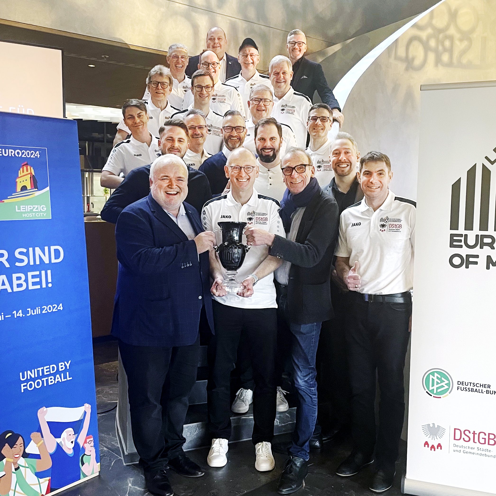 Zusehen ist ein Gruppenbild von Das Organisationsteam der Nationalmannschaft, der Bürgermeister mit Stefan Schedler, Prof. Jörg Junhold und Jürgen Zielinski
