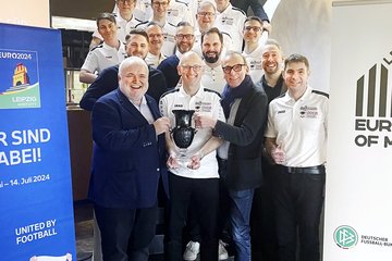 Zusehen ist ein Gruppenbild von Das Organisationsteam der Nationalmannschaft, der Bürgermeister mit Stefan Schedler, Prof. Jörg Junhold und Jürgen Zielinski