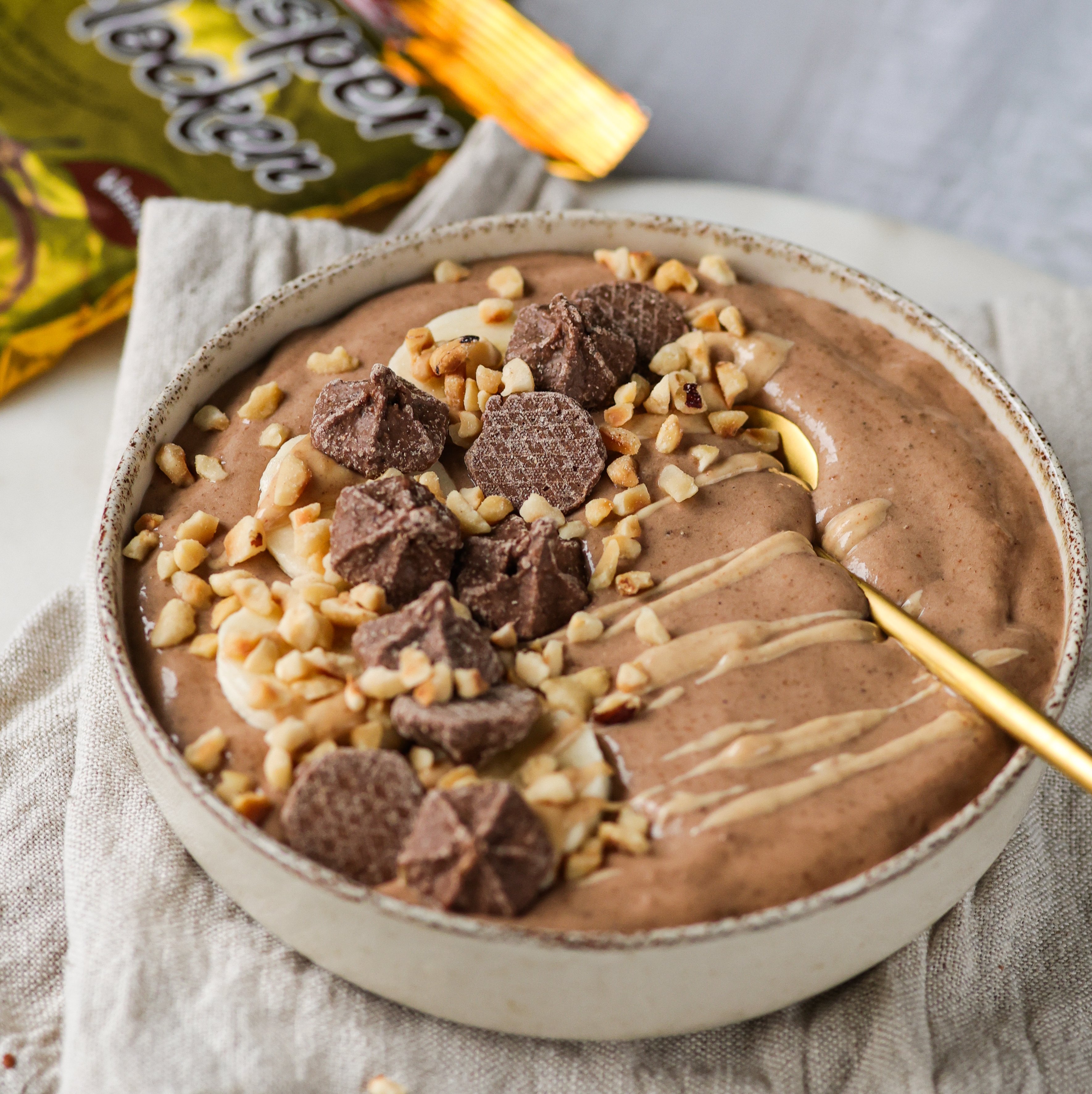 Eine Schüssel mit Schokocreme und Zetti Knusperflocken