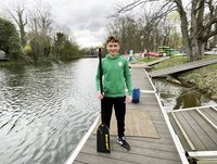 Foto von Emil Prentkowski, am Kanal mit einem Paddel in der Hand 
