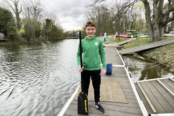 Foto von Emil Prentkowski, am Kanal mit einem Paddel in der Hand 