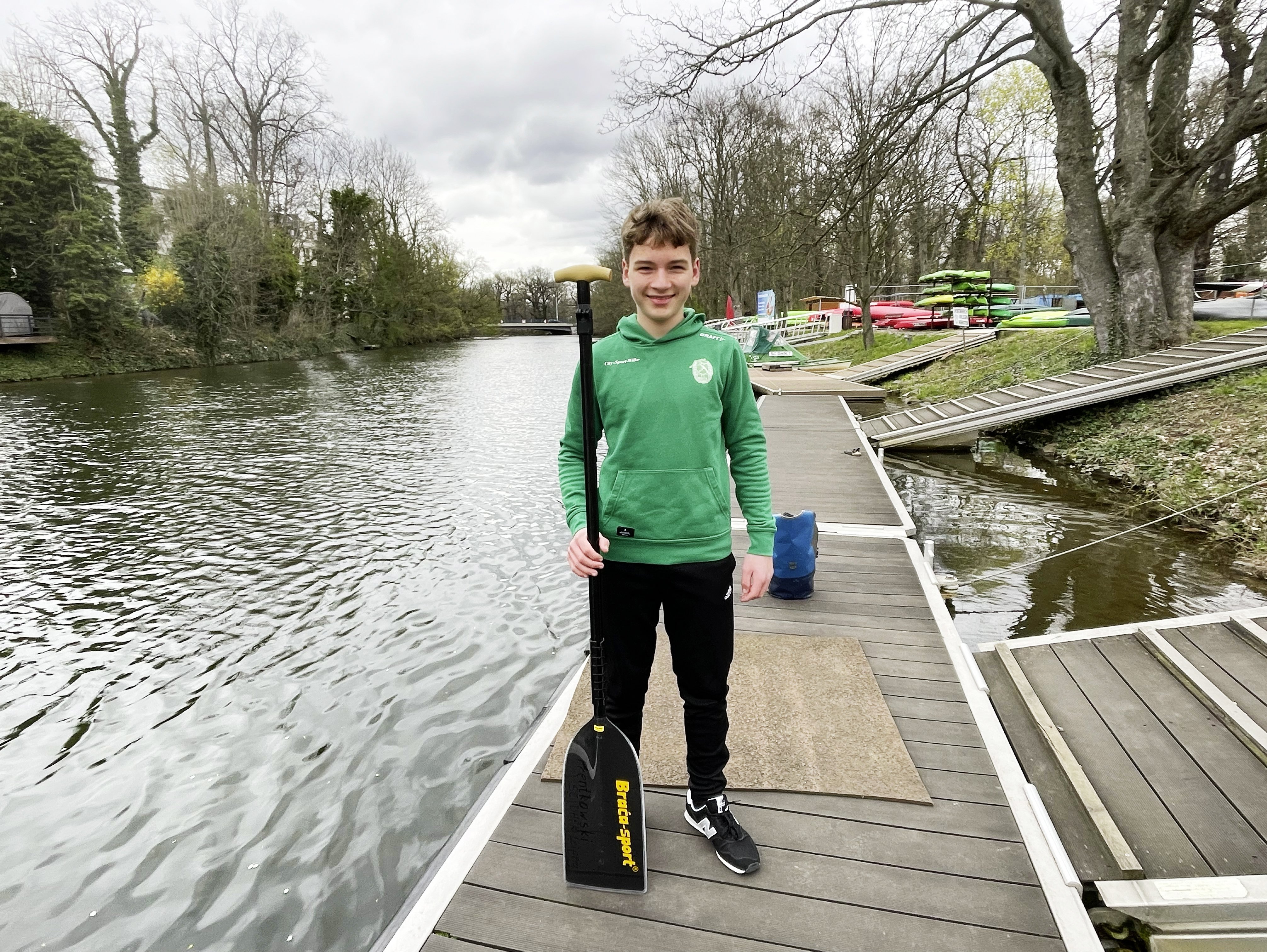 Foto von Emil Prentkowski, am Kanal mit einem Paddel in der Hand 