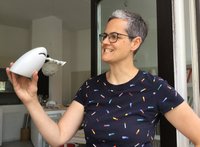 Karin Sehnert mit Hai-Spardose