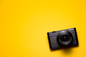 Eine Fotokamera vor gelbem Hintergrund