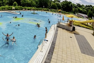 Von Erlebnisbecken bis Themenspiel- platz: Im Sommer- bad Schönefeld gibt es viel zu entdecken