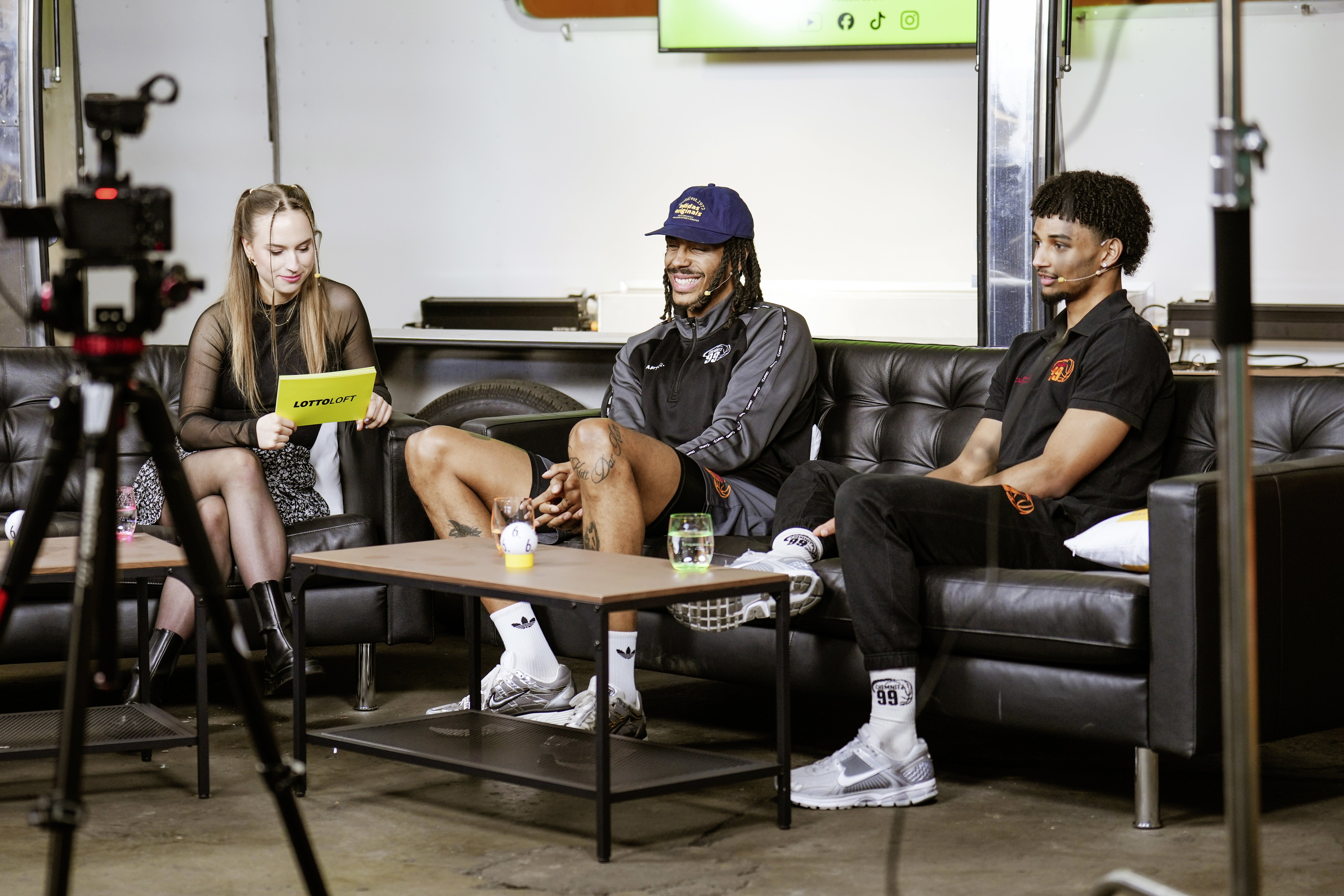 Kristy Pantak mit den Basketballern Kevin Yebo und Brendan Gregori (r.)