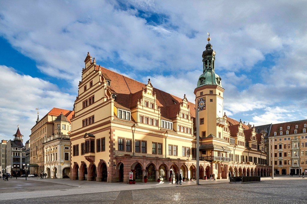 Heute prägt das 1556 erbaute Alte Rathaus das Stadtbild am Markt mit Renaissancefassade und asymmetrischem Turm. Es gehört zu den markantesten historischen Rathäusern Deutschlands und dient als Museum sowie als Ort für Kultur, Zeremonien und Ausstellungen.