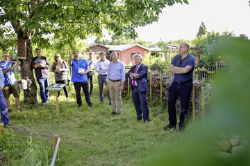 zusehe eine Gruppe Menschen in einem Garten