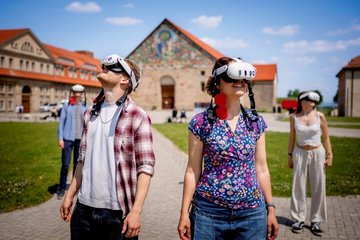 Teilnehmer verfolgen die Ereignisse des Jahres 1181 aus virtueller Perspektive