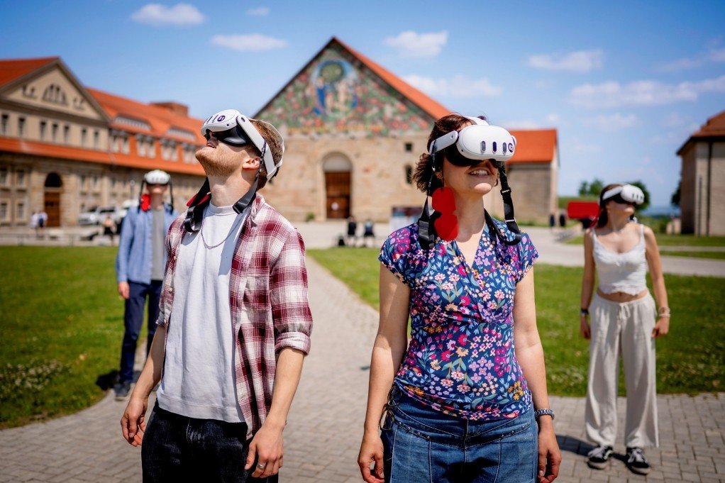 Teilnehmer verfolgen die Ereignisse des Jahres 1181 aus virtueller Perspektive