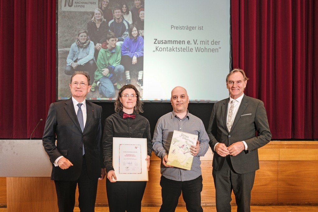 Dr. Harald Langenfeld (Sparkasse Leipzig, Vorstand), Jasmin Mendikowski, Emad Abufrewa (beide Kontaktstelle Wohnen), Burkhard Jung (Oberbürgermeister) bei der Preisverleihung