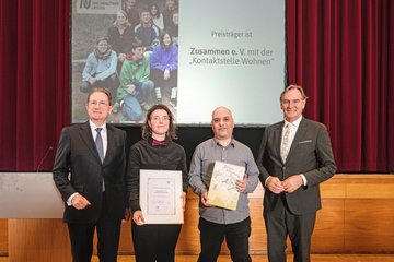 Dr. Harald Langenfeld (Sparkasse Leipzig, Vorstand), Jasmin Mendikowski, Emad Abufrewa (beide Kontaktstelle Wohnen), Burkhard Jung (Oberbürgermeister) bei der Preisverleihung