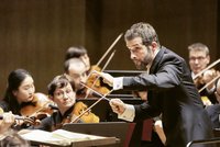 Der israelische Musiker Omer Meir Wellber kommt als Dirigent und Pianist ins Gewandhaus