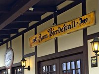 Der Eingangsbereich mit Esso-Details und rustikaler Fassade im Stall-Look