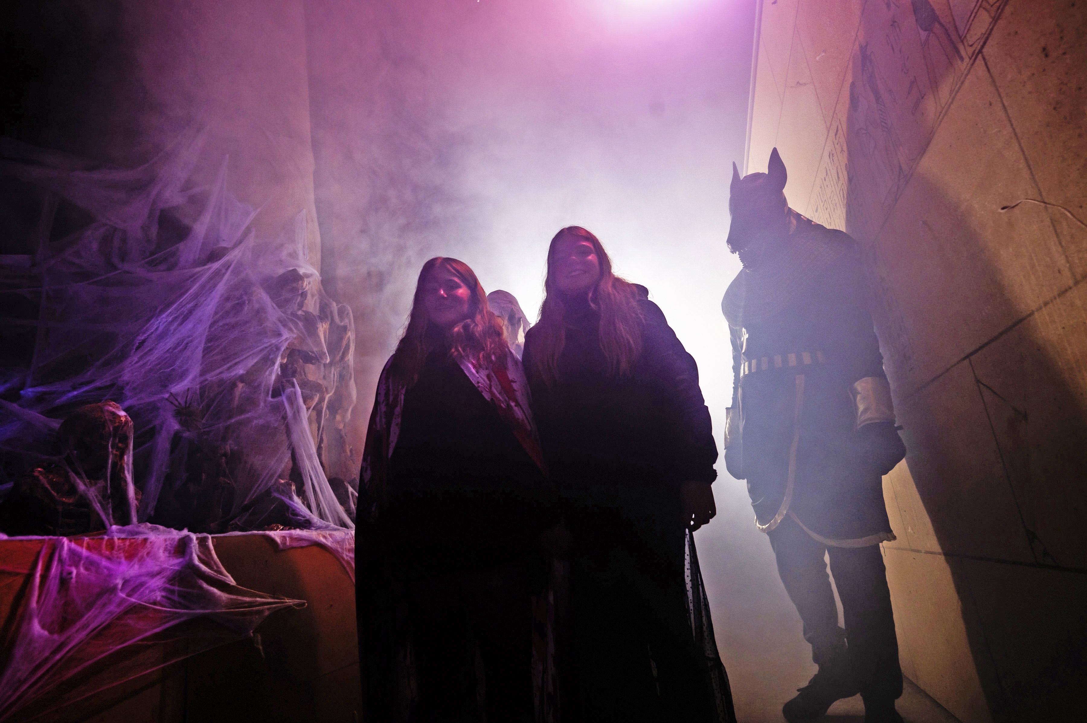 Wenn es dunkel wird, übernehmen die Horror Nights: Fünf Labyrinthe richten sich an Gäste ab 12 beziehungsweise 16 Jahren