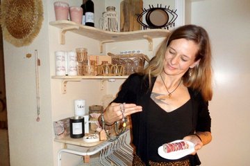 Claudia Heinicke in ihrem Store mit vielen Produkten aus der Region