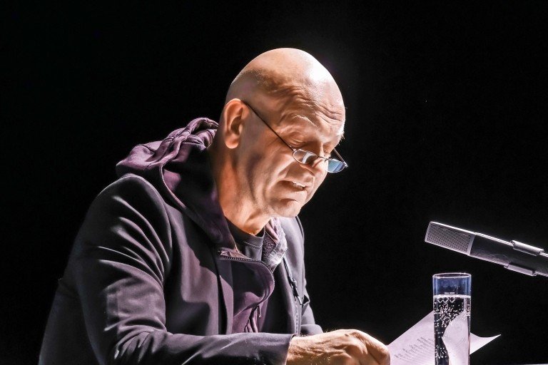 Schauspieler Andreas Keller trägt den Roman „Stern 111“ vor