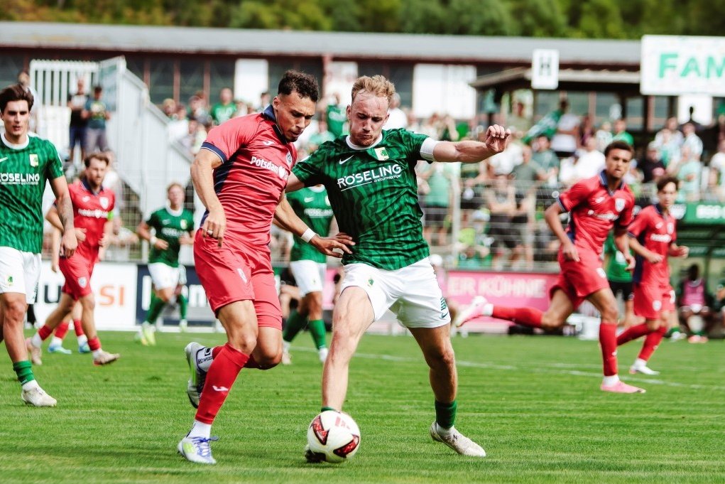 Phillip Wendt (r.) peilt diese Saison sein 200. Spiel für Chemie an