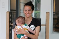 Eine Frau hält ein Baby.