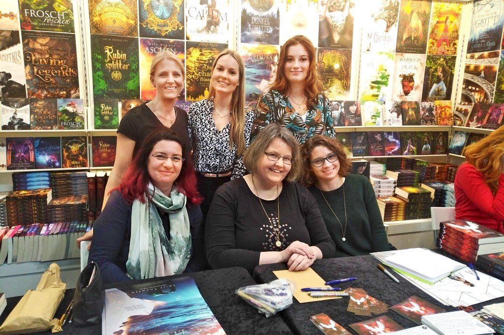 Astrid Behrendt (h .l.) mit Autoren am Stand der Leipziger Buchmesse