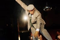 Jean-Pierre Ehrenreich hält als Monsieur Chapeau die Balance
