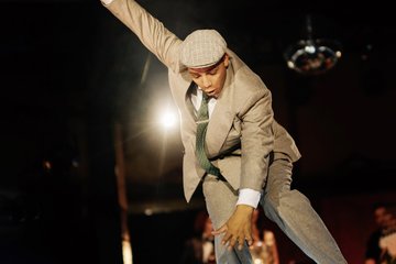Jean-Pierre Ehrenreich hält als Monsieur Chapeau die Balance