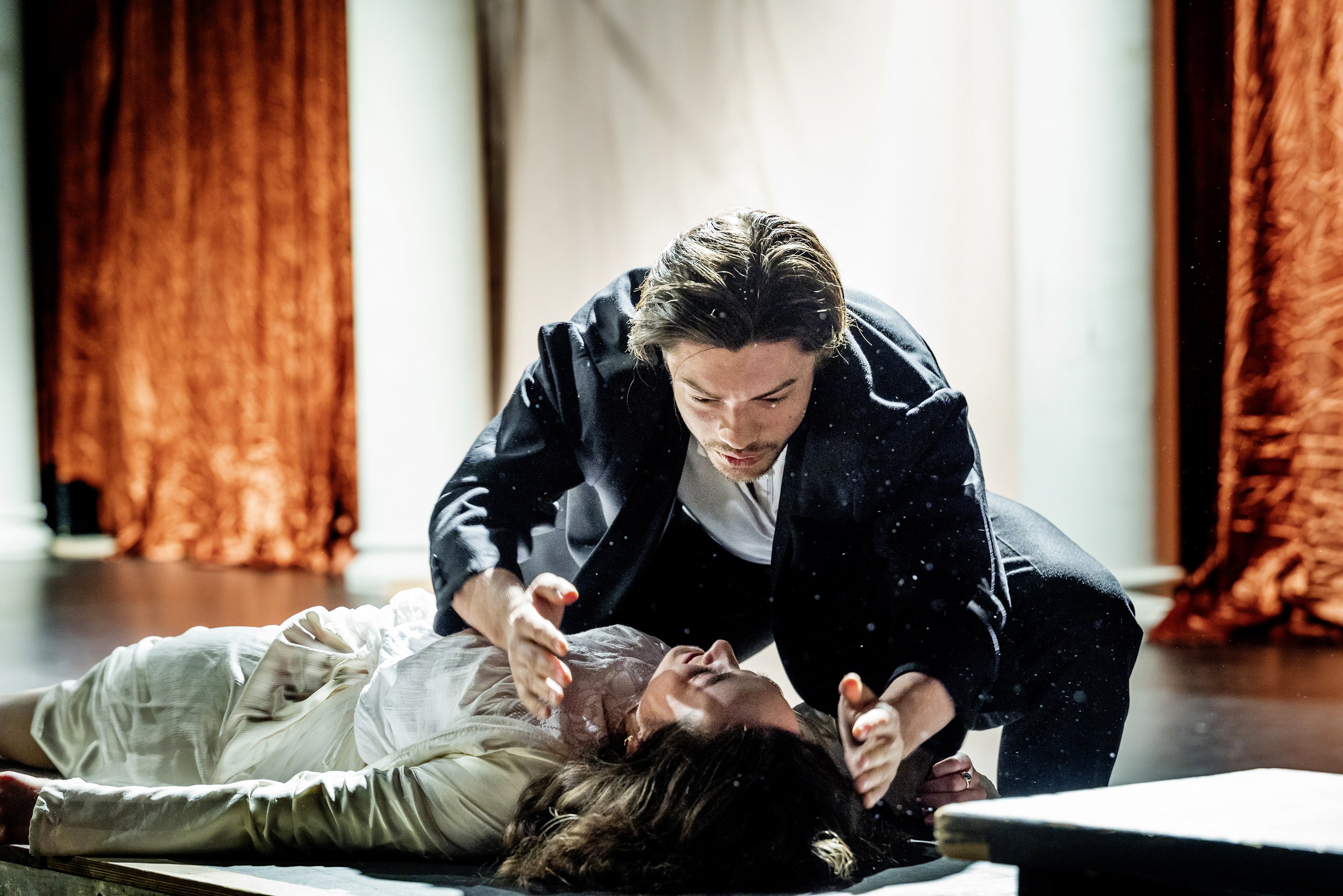 Emmeline Puntsch und Joshua Dahmen proben für das Sommertheater „Nosferatu“
