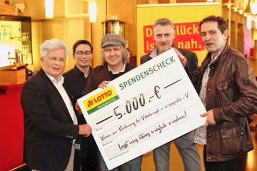 Eine große Hilfe für ein Stück Musikkultur: Tobias Künzel (m.) bei der Scheckübergabe an den Vereinsvorsitzenden Lutz Werge (r.)