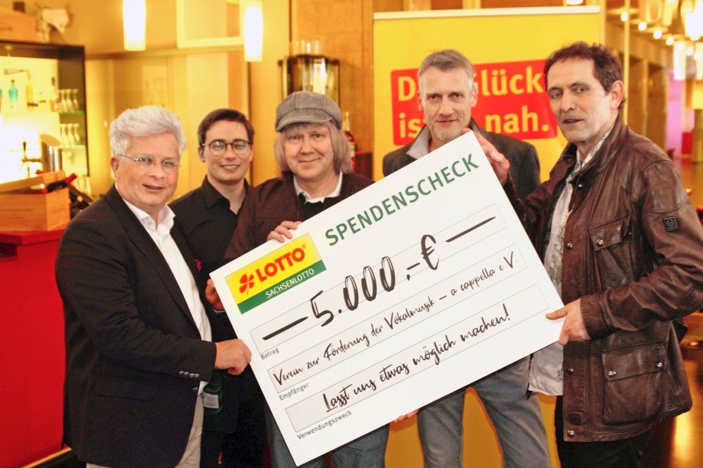 Eine große Hilfe für ein Stück Musikkultur: Tobias Künzel (m.) bei der Scheckübergabe an den Vereinsvorsitzenden Lutz Werge (r.)