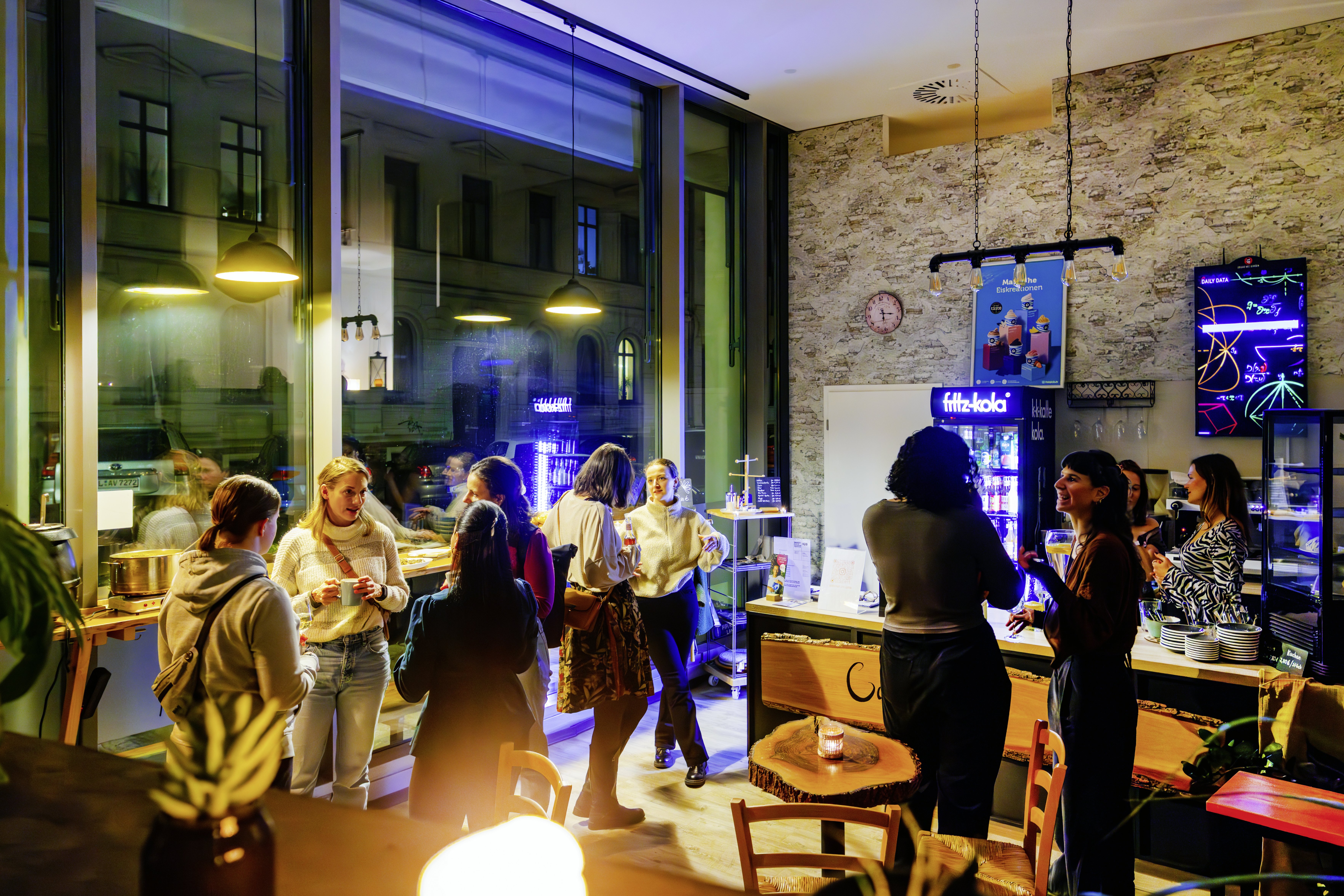Schon bei der Erö nung des Café Bunt schauten viele neugierige Gäste vorbei