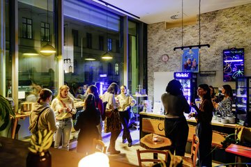 Schon bei der Erö nung des Café Bunt schauten viele neugierige Gäste vorbei